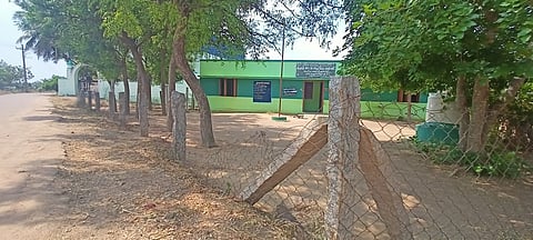 சாலையோர வளைவில் சுற்றுச்சுவரின்றி காணப்படும் பெரியமனக்குளம் ஊராட்சி ஒன்றிய ஆரம்பப் பள்ளி.