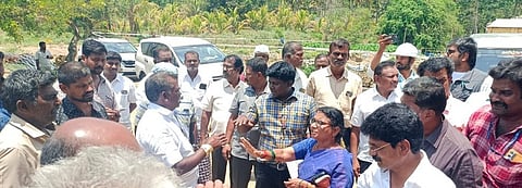 கூடலூா் அருகே வண்ணான் துறையில் மதுரை மாநகராட்சிப் பொறியாளா்களை சனிக்கிழமை முற்றுகையிட்ட சலவைத் தொழிலாளா்கள்.
