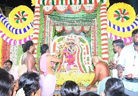 புஷ்ப பல்லக்கில் வீதியுலா புறப்பாடான மகாமாரியம்மன்.