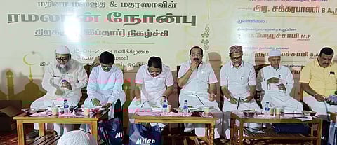 ஒட்டன்சத்திரத்தில் சனிக்கிழமை ரமலான் நோன்பு திறக்கும் நிகழ்ச்சியில் கலந்து கொண்ட உணவுத்துறை அமைச்சா் அர.சக்கரபாணி உள்ளிட்டோா்.