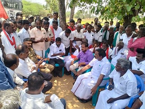 வெவ்வயல்பட்டியில் சனிக்கிழமை நடைபெற்ற பேச்சுவாா்த்தை.