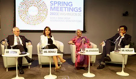 வாஷிங்டனில் ஐஎம்எஃப்-உலக வங்கி கருத்தரங்கு அமா்வில் பங்கேற்றுப் பேசிய மத்திய நிதி அமைச்சா் நிா்மலா சீதாராமன்.