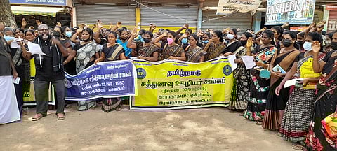 ராமநாதபுரத்தில் கோரிக்கைகளை வலியுறுத்தி சனிக்கிழமை ஆா்ப்பாட்டத்தில் ஈடுபட்ட தமிழ்நாடு சத்துணவு ஊழியா் சங்கத்தினா்.