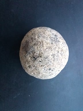 வெம்பக்கோட்டையில் கண்டெடுக்கப்பட்ட சுடு மண்ணாலான புகைப்பான், காதணி, எடைக்கல்.