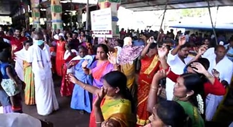 பண்ணாரி அம்மன் கோயிலில் படுகா் இன மக்கள் நடனம்