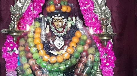 கனி அலங்காரத்தில் அருள்பாலித்த தண்டு மாரியம்மன்