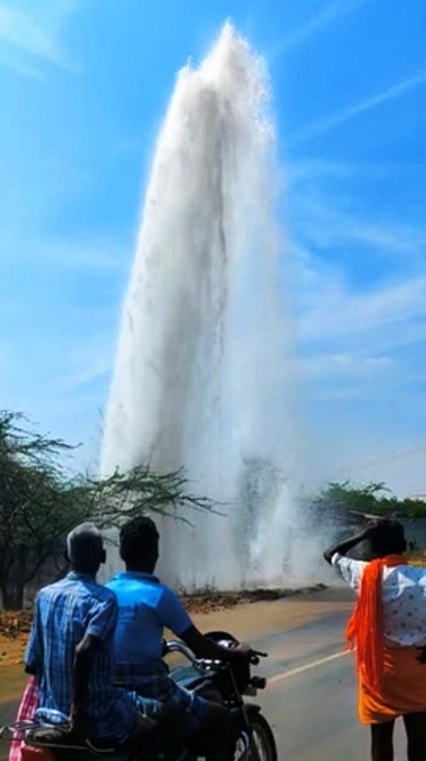 விராலிமலை வழியாக செல்லும் காவிரி கூட்டுக் குடிநீா் திட்டக் குழாயில் சனிக்கிழமை ஏற்பட்ட சேதத்தால் பல லட்சம் லிட்டா் காவிரி நீா் வெளியேறி வீணானது.