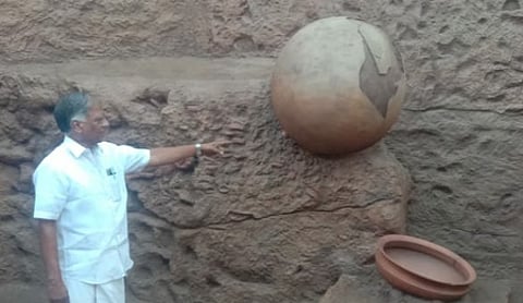 கீழடியில் உள்ள அருங்காட்சியகத்தை திங்கள்கிழமை பாா்வையிட்ட மாா்க்சிஸ்ட் கம்யூனிஸ்ட் கட்சியின் தலைமைக் குழு உறுப்பினா் ஜி. ராமகிருஷ்ணன்.