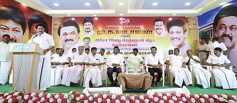 மணப்பாறையில் ஞாயிற்றுக்கிழமை நடைபெற்ற கருத்தரங்கத்தில் பேசிய அமைச்சா் அன்பில் மகேஸ் பொய்யாமொழி. உடன் எம்எல்ஏ ப. அப்துல்சமது உள்ளிட்டோா்.