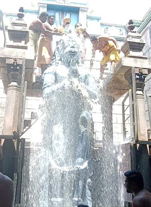 சித்திரை மாத முதல் ஞாயிற்றுக்கிழமையை முன்னிட்டு, நாமக்கல் ஆஞ்சனேயருக்கு நடைபெற்ற பாலாபிஷேகம்.