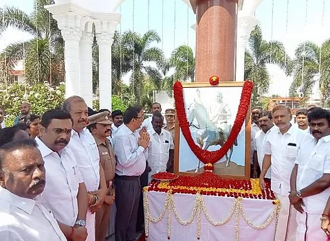 சுதந்திரப் போராட்ட வீரர் தீரன் சின்னமலையின் பிறந்த நாளையொட்டி அவரது உருவப்படத்திற்கு திங்கள்கிழமை அரசு சார்பில் சேலம் மாவட்ட ஆட்சியர் செ.கார்மேகம் தலைமை வகித்து மரியாதை செலுத்துகிறார்.