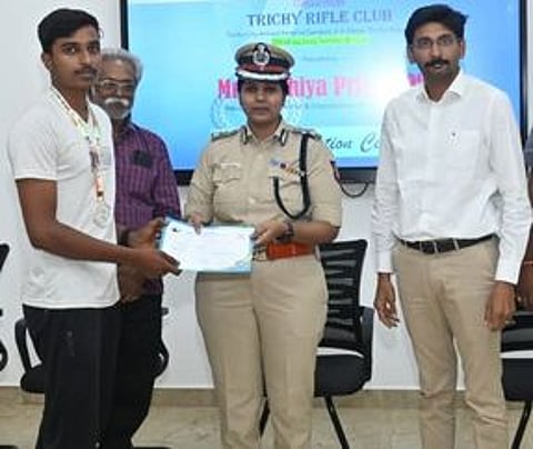 துப்பாக்கிச் சுடும் போட்டியில் வென்றவருக்கு ஞாயிற்றுக்கிழமை சான்றிதழ் வழங்கிய மாநகரக் காவல் ஆணையா் எம். சத்தியப்பிரியா