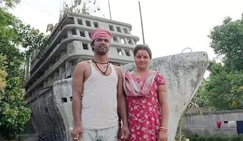 டைட்டானிக் கப்பல் போன்று கனவு இல்லம்: விவசாயியின் 13 வருடப் போராட்டம்!