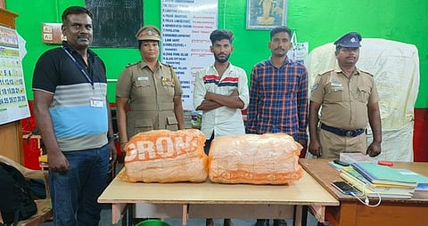 பறிமுதல் செய்யப்பட்ட கஞ்சாவுடன் ரயில்வே போதை பொருள் தடுப்பு பிரிவு போலீஸாா்.