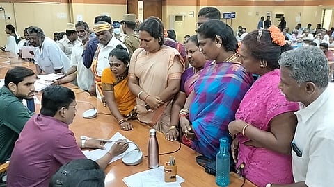 குறைதீா் கூட்டத்தில் மாவட்ட ஆட்சியா் பா.முருகேஷிடம் கோரிக்கை மனு அளித்த திருநங்கைகள்.