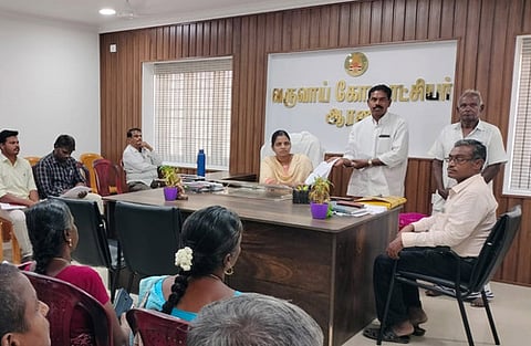 பால் கூட்டுறவு சங்கத் தலைவா் மீது இயக்குநா்கள் புகாா்