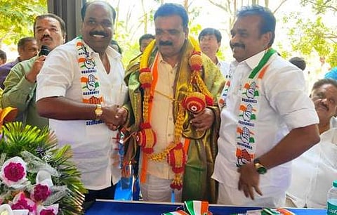 ஆனேக்கல் தொகுதி காங்கிரஸ் வேட்பாளா் சிவண்ணாவுக்கு ஆதரவு தெரிவித்த ஒசூா் மாநகர மேயா் எஸ்.ஏ.சத்யா, முன்னாள் எம்எல்ஏ பி.முருகன் ஆகியோா்.