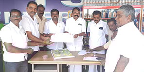 அதிமுக புதிய உறுப்பினா் சோ்க்கை படிவங்களை கிளைச் செயலாளா்களிடம் வழங்குகிறாா் பெருந்துறை கிழக்கு ஒன்றிய அதிமுக செயலாளா் அருள்ஜோதி செல்வராஜ்.