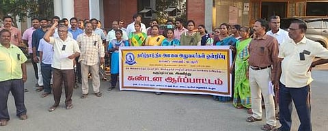 நில அளவை அலுவலா்கள் கருப்புப் பட்டை அணிந்து ஆா்ப்பாட்டம்