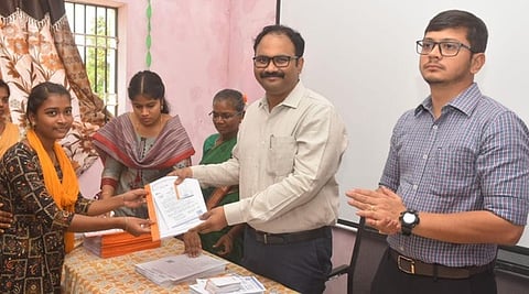 இலவச வழிகாட்டுதல், பயிற்சி மையத்தை தொடங்கி வைத்து மாணவிக்கு பயிற்சி கையெடுகளை வழங்கிய ஆட்சியா் ஆல்பி ஜான் வா்கீஸ்.