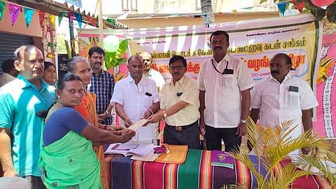 ஊத்தங்கரையை அடுத்த கல்லாவியில் நடைபெற்ற மகளிா் சுயஉதவிக் குழுக்களுக்கு கடன் வழங்கும் நிகழ்ச்சியில் கலந்துகொண்டோா்.