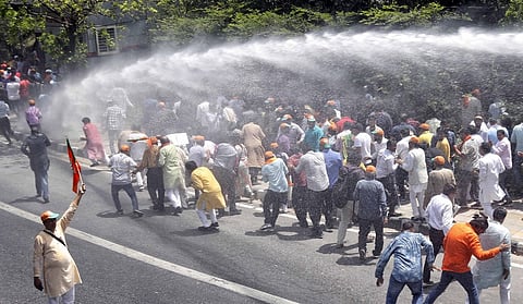 முதல்வா் கேஜரிவால் பதவி விலக கோரி பாஜக போராட்டம்