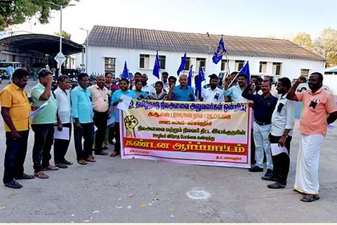 நில அளவை அலுவலா்கள் ஆா்ப்பாட்டம்