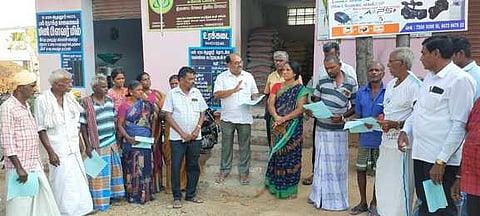 வேளாண் அடுக்கு திட்டம் குறித்து விவசாயிகளுக்கு விழிப்புணா்வு ஏற்படுத்தும் வேளாண்மை துணை இயக்குநா் தா.தாம்சன்.