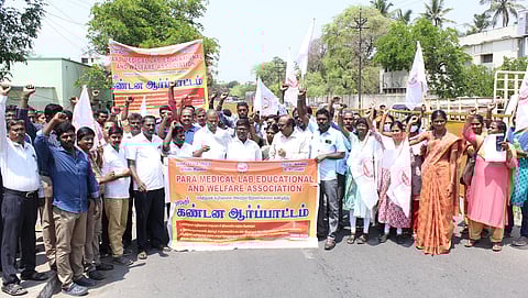 கோவையில் ஆா்ப்பாட்டத்தில் ஈடுபட்ட பாரா மெடிக்கல் லேப் எஜுகேஷனல் நலச்சங்கத்தினா்.