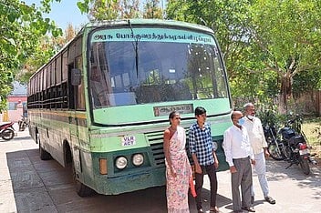 ஜப்தி செய்யப்பட்டு ராணிப்பேட்டை நீதிமன்ற வளாகத்தில் நிறுத்தப்பட்டுள்ள அரசு பேருந்து.