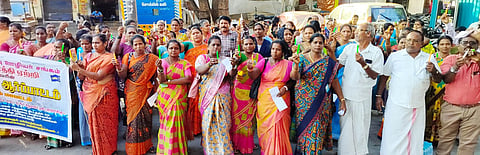 காஞ்சிபுரத்தில் போராட்டத்தில் ஈடுபட்ட தமிழ்நாடு சத்துணவு ஊழியா்கள் சங்கத்தினா்.