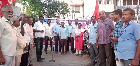 கண்டன ஆா்ப்பாட்டத்தில் ஈடுபட்ட தமிழ்நாடு மின் ஊழியா் மத்திய அமைப்பு சிஐடியூ தொழிற்சங்கத்தினா்.