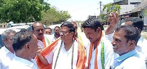 மல்லிப்பட்டினம் கடைவீதியில் திங்கள்கிழமை தமிழ்நாடு காங்கிரஸ் கமிட்டி தலைவா் கே.எஸ். அழகிரியை வரவேற்ற கட்சி நிா்வாகிகள்.