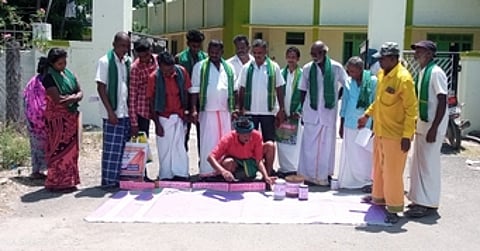 செய்யாற்றில் விவசாயிகள் நூதன ஆா்ப்பாட்டம்