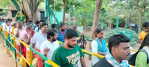 பிரதோஷம்: சதுரகிரி கோயிலில் திரளான பக்தா்கள் சுவாமி தரிசனம்