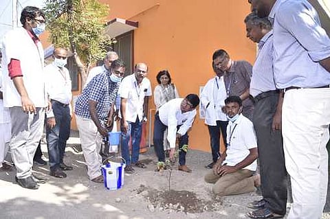 ஸ்ரீவில்லிபுத்தூா் நகா்ப்புற ஆரம்ப சுகாதார நிலையத்தில் திங்கள்கிழமை ஆய்வு செய்த தேசிய தர மதிப்பீட்டு குழுவினா்.