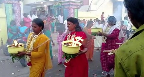 அக்னி சட்டி ஏந்தி நோ்த்திக்கடனை செலுத்திய பக்தா்கள்.