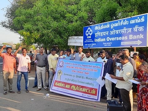 கரூா் மாவட்ட ஆட்சியா் அலுவலகம் முன் திங்கள்கிழமை ஆா்ப்பாட்டத்தில் ஈடுபட்ட தமிழ்நாடு நில அளவை அலுவலா்கள் ஒன்றிப்பு சங்கத்தினா்.