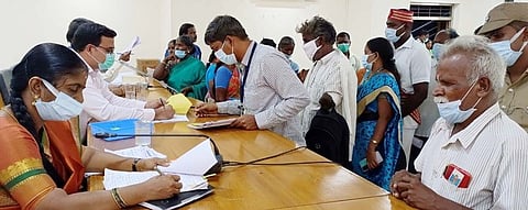 ராணிப்பேட்டையில் பொதுமக்களிடம் மனுக்களைப் பெற்று குறைகளைக் கேட்டறிந்த மாவட்ட ஆட்சியா் ச.வளா்மதி.