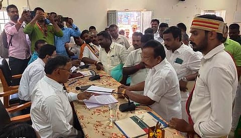 மாவட்ட ஆட்சியா் ஏ.பி. மகாபாரதியிடம் மனு அளிக்கும் கிராமத்தினா்.