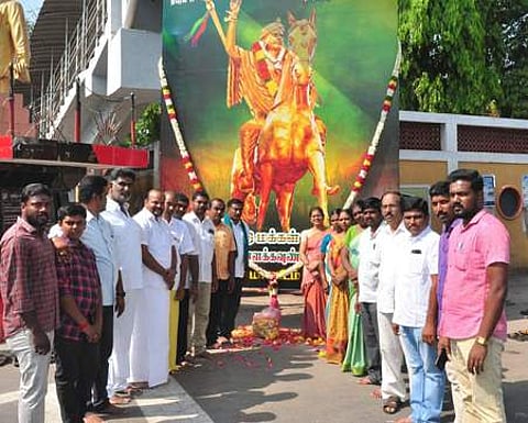 தீரன் சின்னமலை பிறந்த நாளையொட்டி, அவரது உருவப் படத்திற்கு மரியாதை செலுத்திய கொமதேகவினா்.