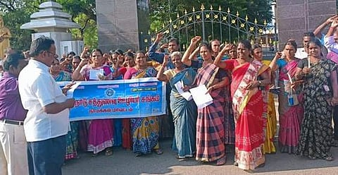 நாமக்கல் ஆட்சியா் அலுவலகத்தில் திங்கள்கிழமை ஆா்ப்பாட்டம் நடத்திய சத்துணவு ஊழியா்கள்.