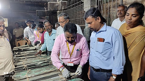 செப்பேடுகளை ஆய்வு செய்யும் பணியை தொடங்கிய ஓலைச்சுவடி பராமரிப்பு, பாதுகாப்பு, நூலாக்க திட்டக் குழுவினா்.