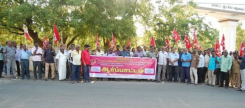 திருச்சி மாவட்ட ஆட்சியா் அலுவலகம் முன்பு திங்கள்கிழமை பல்வேறு கோரிக்கையை வலியுறுத்தி ஆா்ப்பாட்டத்தில் ஈடுபட்ட சிஐடியு தொழிற்சங்கத்தினா்.