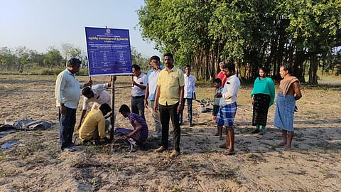 சோதியக்குடி கிராமத்தில் மீட்கப்பட்ட நிலத்தில் அறிவிப்பு பலகை வைக்கும் பணியை பாா்வையிட்ட தனி வட்டாட்சியா் விஜயராகவன்.