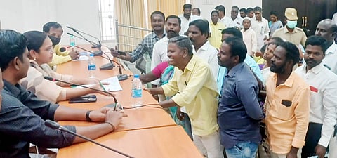 சுரங்கப்பாதை அமைக்க கோரி காஞ்சிபுரம் ஆட்சியா் மா.ஆா்த்தியிடம் மனு அளித்த தாமல் கிராம மக்கள்.