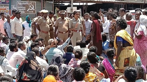 இளைஞா் கொலையைக் கண்டித்து மறியல்