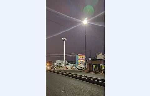 தினமணி செய்தி எதிரொலி: உயா்கோபுர மின்விளக்கு இயக்கம்