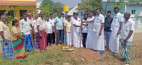 இடங்கணசாலையில் ரூ. 50 லட்சத்தில் தாா்சாலை அமைக்க பூமி பூஜை