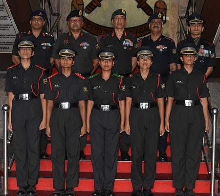 முதல் முறையாக இந்திய ராணுவ பீரங்கி படையில் பெண்கள்